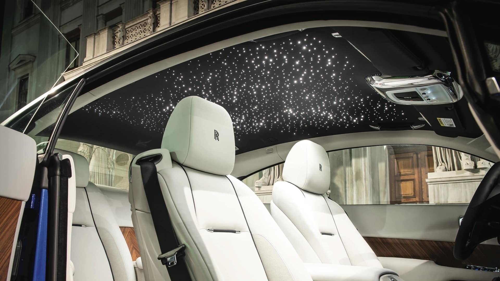 Роскошное звездное небо в Rolls-Royce: детали, история и атмосфера