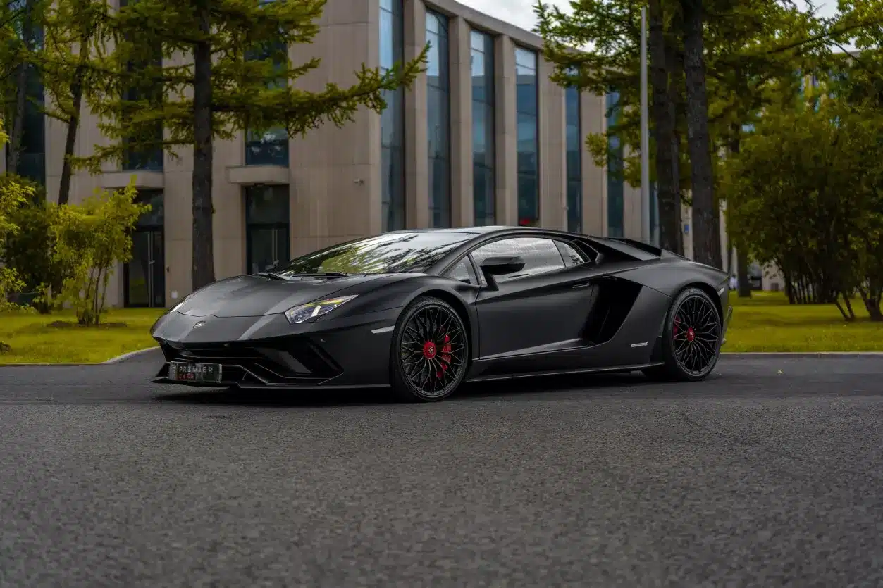 Lamborghini Aventador: чёрная жемчужина среди премиальных автомобилей